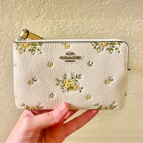NWOT Coach Leather Wristlet Wallet With Floral Print White - Picture 1 of 4